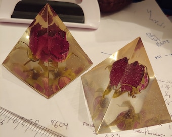 Small rose glitter resin pyramid