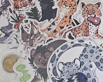 Può includere: Una collezione di adesivi di animali colorati con vari grandi felini e altre creature. Gli adesivi presentano illustrazioni dettagliate di tigri, leopardi e altri animali, con uno stile stravagante e artistico. Gli adesivi sono su sfondo bianco.