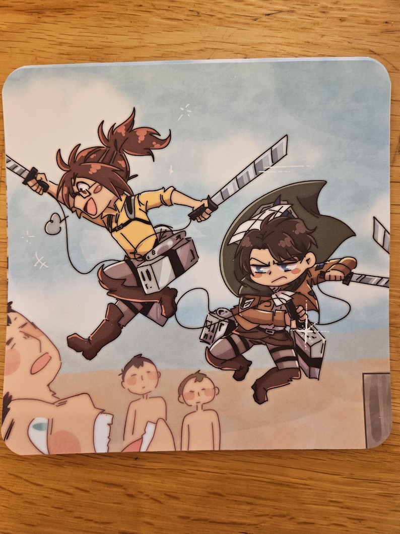Puede incluir: Posavasos cuadrado con una ilustraci&oacute;n de estilo anime de dos personajes en acci&oacute;n, empu&ntilde;ando espadas. Visten uniformes beiges y marrones con equipo detallado. El fondo es un cielo azul claro.