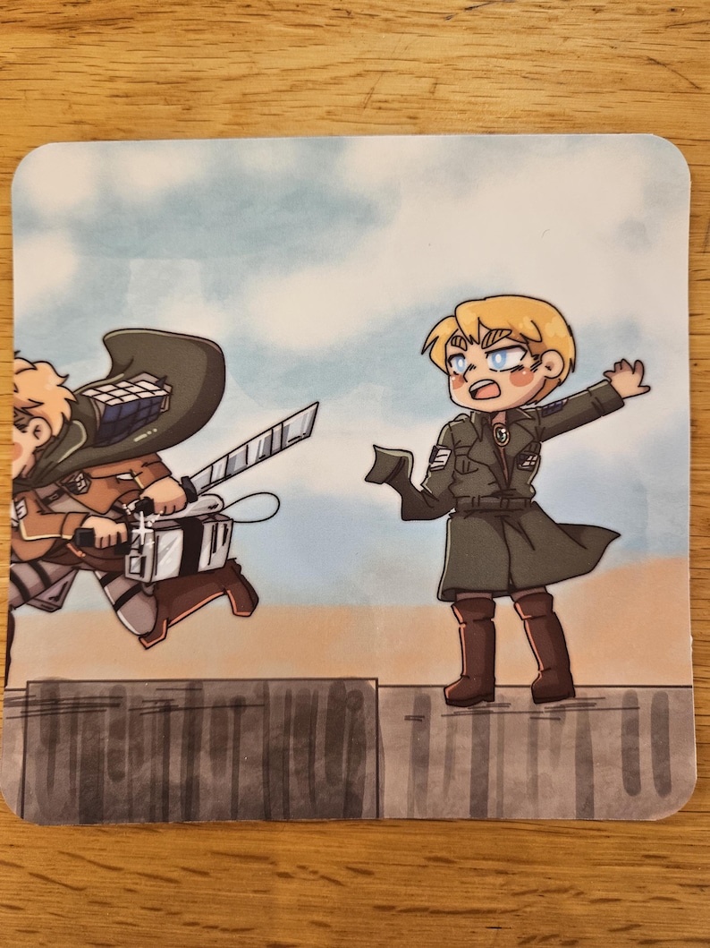 Puede incluir: Un posavasos cuadrado con una ilustraci&oacute;n de estilo anime de dos personajes en acci&oacute;n. Uno corre con una espada, el otro est&aacute; de pie sobre un muro. El fondo es un cielo azul claro.