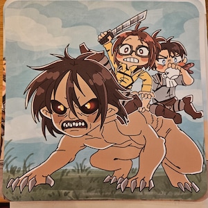 Puede incluir: Una alfombrilla de rat&oacute;n rectangular con una colorida ilustraci&oacute;n de estilo anime. La obra de arte representa a tres personajes montados sobre la espalda de una gran figura monstruosa. El fondo es un campo de hierba. La alfombrilla tiene un logotipo de Clairefontaine.