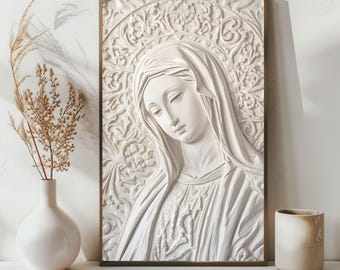 Arte de parede católica da Virgem Maria – Imagem imprimível em relevo branco da Madona | Decoração mariana para casa | Arte católica para quarto de bebê | Download digital instantâneo