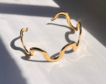 Brazalete ondulado dorado / Joyería minimalista apilable / Pulsera de acero inoxidable dorado / Regalo resistente al agua y al deslustre