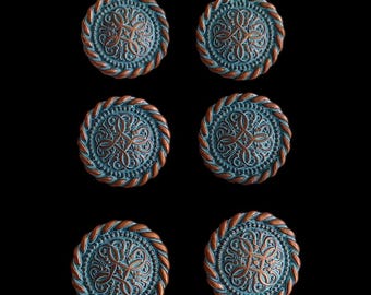 Op de afbeelding: Zes ronde, decoratieve knoppen met een koperkleurige touwrand en een turquoiseblauw centrum. Het midden van elke knop heeft een reliëf, ingewikkeld, bloemmotief.