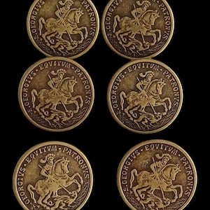 Puede incluir: Seis botones antiguos de latón con una imagen en relieve de un caballero a caballo matando a un dragón. Los botones están inscritos con el texto "S.GEORGIVS.EQVITVM.PATRONYS".