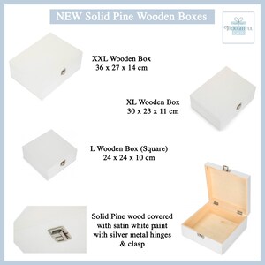Peut inclure: Plusieurs bo&icirc;tes en bois de pin massif blanc, de tailles vari&eacute;es : XXL (36 x 27 x 14 cm), XL (30 x 23 x 11 cm) et L (24 x 24 x 10 cm). Elles sont &eacute;quip&eacute;es de charni&egrave;res et de fermoirs en m&eacute;tal argent&eacute;. Peinture blanche satin&eacute;e.
