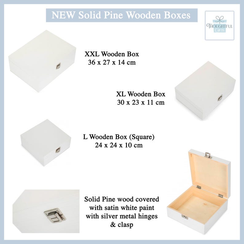 Peut inclure: Plusieurs bo&icirc;tes en bois de pin massif blanc, de tailles vari&eacute;es : XXL (36 x 27 x 14 cm), XL (30 x 23 x 11 cm) et L (24 x 24 x 10 cm). Elles sont &eacute;quip&eacute;es de charni&egrave;res et de fermoirs en m&eacute;tal argent&eacute;. Peinture blanche satin&eacute;e.