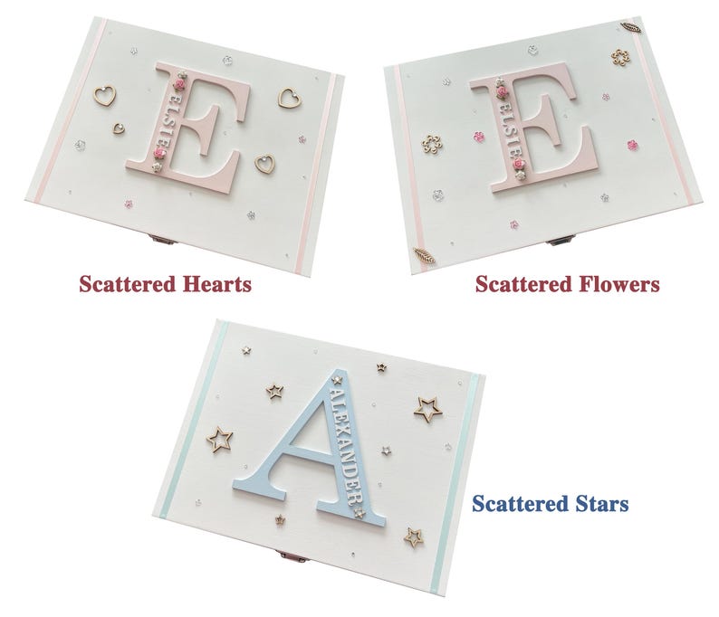 Peut inclure: Trois bo&icirc;tes d&eacute;coratives avec des lettres et des noms personnalis&eacute;s. Les deux premi&egrave;res bo&icirc;tes ont une lettre "E" rose avec le nom "Elste" et sont d&eacute;cor&eacute;es de c&oelig;urs et de fleurs. La troisi&egrave;me bo&icirc;te a une lettre "A" bleue avec le nom "Alexander" et est d&eacute;cor&eacute;e d'&eacute;toiles.