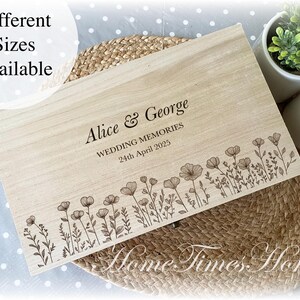 Pu&ograve; includere: Una scatola di legno color chiaro con un motivo floreale e il testo "Alice & George WEDDING MEMORIES 24th April 2025." Sono visibili anche le parole "Diverse misure disponibili". La scatola &egrave; su una superficie tessuta.