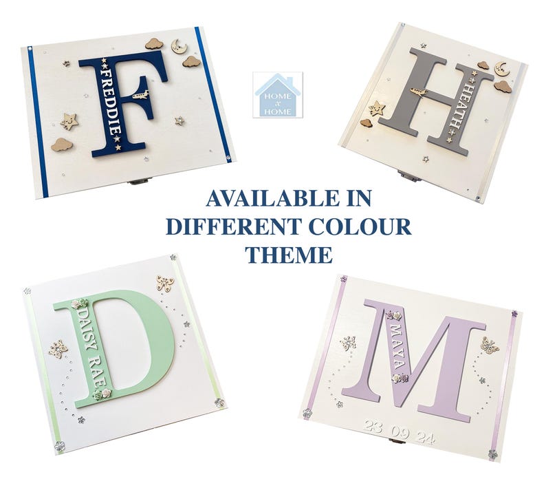 Peut inclure: Quatre bo&icirc;tes &agrave; souvenirs personnalis&eacute;es avec des lettres et des noms. Les bo&icirc;tes sont blanches avec des th&egrave;mes de couleurs diff&eacute;rents : bleu, gris, vert et violet. Le texte "AVAILABLE IN DIFFERENT COLOUR THEME" est affich&eacute;.