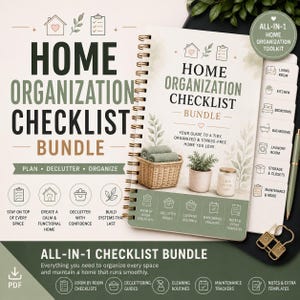 Puede incluir: Un planificador de espiral Home Organization Checklist Bundle con una cubierta en color verde salvia y blanco. La portada incluye ilustraciones de una cesta de mimbre con toallas, una planta en maceta y una vela, junto a listas de control.