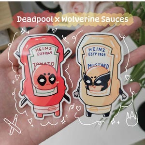 Peut inclure: Deux autocollants de dessin animé de bouteilles de ketchup et de moutarde. La bouteille de ketchup est rouge et présente le visage de Deadpool. La bouteille de moutarde est jaune et présente le visage de Wolverine. Les deux bouteilles portent le logo Heinz et le texte "ESTD 1869".