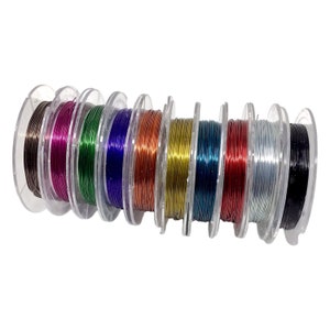 Könnte beinhalten: Ein Satz von zehn Spulen mit farbigem Draht, jede Spule ist mit einem Draht in einer anderen Farbe gewickelt. Die Farben umfassen Braun, Lila, Grün, Blau, Orange, Gold, Türkis, Rot, Silber und Schwarz.