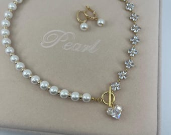 Parelset, asymmetrische parelketting met zirkoniaketting en harthanger: 18 kt verguld