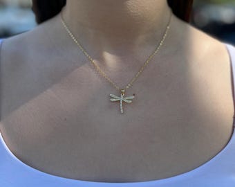 Collier pendentif libellule, pavé d'oxydes de zirconium, pendentif plaqué or 18 carats
