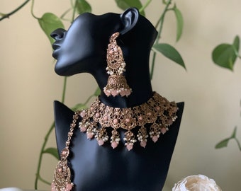 Lujoso conjunto de rosa suave y oro / collar, pendientes y tikka / joyería india / perfecto para todas las ocasiones / fiestas y bodas