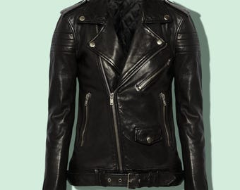 Pode incluir: Casaco de motociclista em couro preto com zíper assimétrico, vários bolsos com zíper e cinto na cintura. O casaco tem forro acolchoado e detalhes prateados. Um design clássico e elegante.