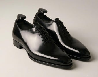 Richelieus noirs entièrement coupés minimalistes • Chaussures habillées en cuir de luxe faites à la main pour hommes • Chaussures de smoking modernes et élégantes • Chaussures formelles brillantes de qualité supérieure verni