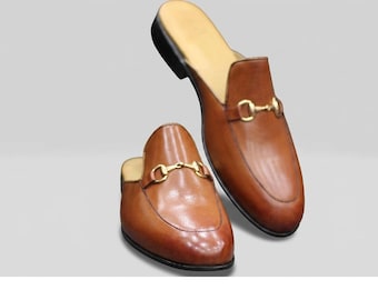 Mules de piel color camel para hombre, hechas a mano, sin cordones, con hebilla dorada.