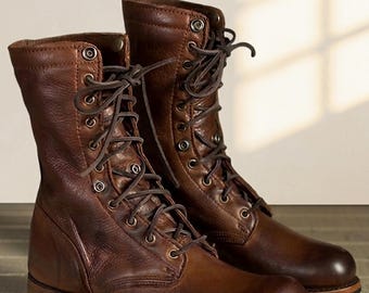 Handgjorda bruna läderstövlar, höga herrstövlar i stridsstil, antika arbetsstövlar i läder, specialdesignade läderskor