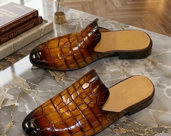 Mules de piel texturizada de cocodrilo para hombre / Pantuflas de vestir color coñac bruñido