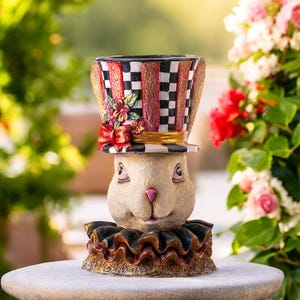 Estatua de conejito caprichosa con sombrero, decoración de jardín inspirada en Alicia en el País de las Maravillas, figura de conejito de Pascua y primavera para interiores alegres.