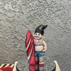 Figura de gnomo playero, decoración de gnomo playero de verano con tabla de surf, estatua de gnomo de jardín caprichosa para patio, exterior, regalo de vacaciones junto a la piscina