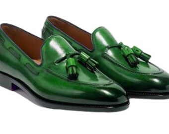 Zapatos de cuero formales tipo mocasín con borlas de cuero verde hechos a mano para hombre.