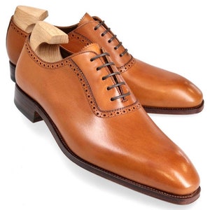 Zapatos de vestir formales Oxford Brogue con cordones de cuero color canela hechos a mano para hombre.