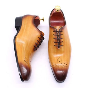 Zapatos de vestir formales Oxford con cordones de piel color mostaza hechos a mano para hombre.