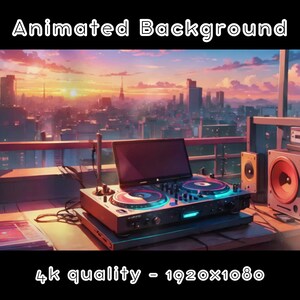 Puede incluir: Un mezclador de DJ con dos tornamesas y una computadora portátil en una azotea con vista a un horizonte de la ciudad al atardecer. El texto "4k quality - 1920x1080" está en la parte inferior de la imagen.