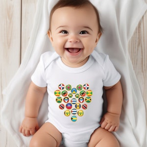 Peut inclure: Un body blanc pour bébé avec un motif en forme de cœur représentant les drapeaux des pays des Caraïbes. Le bébé porte le body et sourit.