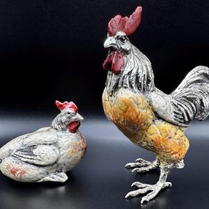 Set di statuette vintage in metallo raffiguranti gallo e gallina
