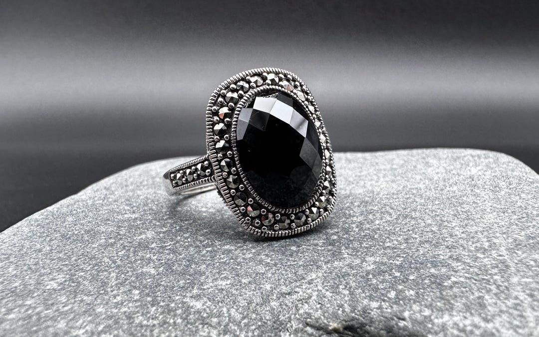 Anillo Art Deco De Plata De Ley Con Ónix Negro Y Marcasita | Esse Marcasite | Joyería Fina Engastada A Mano