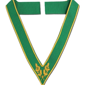 Puede incluir: Collar masónico verde y dorado con un diseño bordado en oro de dos ramas de hojas y una abeja.