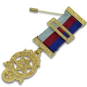 Könnte beinhalten: Goldene Freimaurer-Anstecknadel mit einem blau-rot-weißen Band und einem Davidstern-Anhänger.