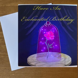 Biglietto di compleanno illuminato fatto a mano ispirato alla bella e la bestia, con rosa incantata. Incantesimo floreale, magico, principessa, romantico, fiaba per bambini.