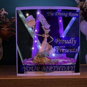 Carte d'anniversaire lumineuse, inspirée de la belle bête, dessin animé, années 80, comédie musicale, mignonne, nostalgique, fille, jeune, chandelier, princesse, conte de fées magique