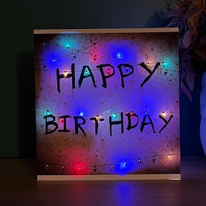 Carte d'anniversaire lumineuse faite main inspirée de Stranger Things. Guirlande lumineuse de Noël. Insolite, alternatif, horrifique, années 80.