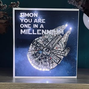 Tarjeta de cumpleaños o de otro tipo hecha a mano con luces LED. Personalizada y personalizada con temas del milenio, el espacio, las estrellas, la nave espacial, la guerra de las galaxias, la ciencia ficción, la tecnología, etc.