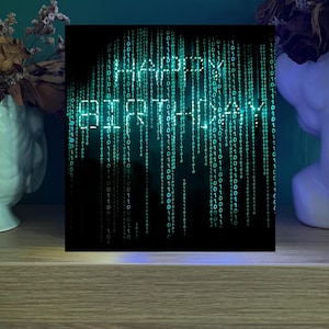 Matrix illuminato ispirato pioggia digitale biglietto di auguri di buon compleanno codifica film anni '90 film nostalgico cult classico binario geek nerd gioco computer