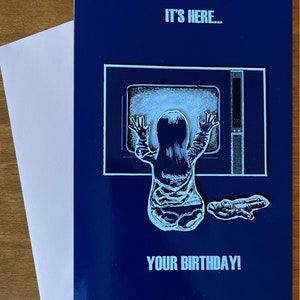 Tarjeta de cumpleaños inspirada en una película de terror. Dibujada a mano, Poltergiest 3D, divertida, alternativa, gótica inusual, aterradora, espeluznante, peculiar, rara, alivio, años 80.