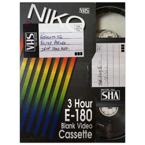 Könnte beinhalten: Ein schwarzes VHS-Band mit einem Etikett mit der Aufschrift "RETURN TO OZ", "BIGTOP PEEWEE" und "DROP DEAD FRED." Das Band ist eine leere 3-Stunden-E-180-Videokassette.