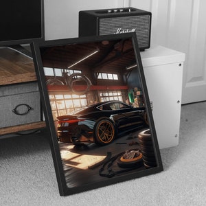 Op de afbeelding: Een zwarte sportwagen met oranje wielen geparkeerd in een garage met stapels banden op de vloer en een raam op de achtergrond.