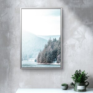 Fotografia de paisagem nevada – Download digital | Impressão de pôster com tema de inverno | Lago no inverno | Impressão instantânea de imagem da natureza imagem 18