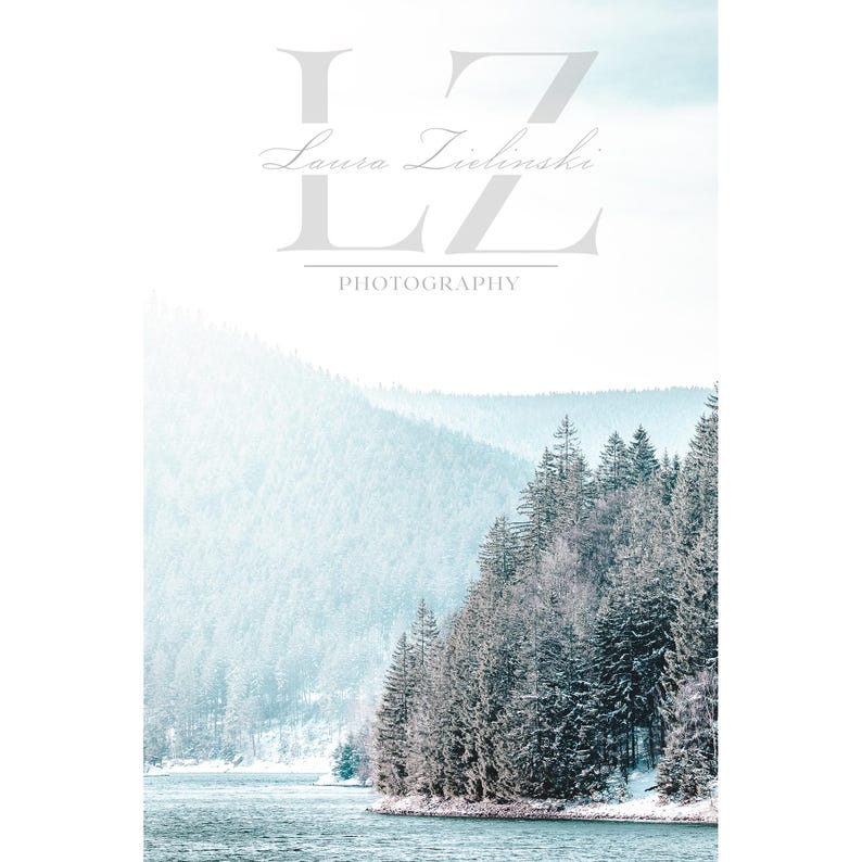 Pode incluir: Uma paisagem nevada com um lago e uma floresta de pinheiros. O texto "LZ Photography" e "Laura Zielinski" est&aacute; no centro superior da imagem.