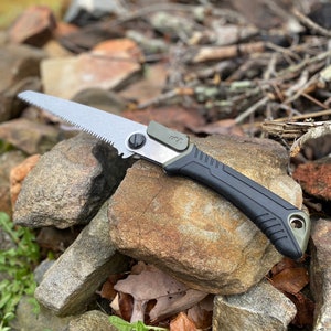 Sierra plegable de 7 pulgadas. BUSHCRAFT. Supervivencia. Acampada. Sierra de mano plegable de acero inoxidable Ozark Trail, plateada.