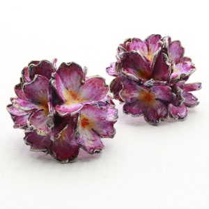 Orecchini pendenti Ortensia viola lilla e rosa  floreali fatti a mano in cartapesta con dettagli argentati centro giallo arancio