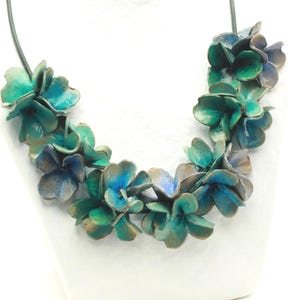 Collana Mediterraneo floreale, fiori , estate , regalo, collana leggera, collana multifiori, dipinto a mano, cartapesta,collana turchese