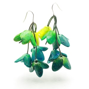 Orecchini con fiori a campanella fatti di cartapesta modellati e dipinti con i colori molto vivi ,orecchini leggeri,  papier mache